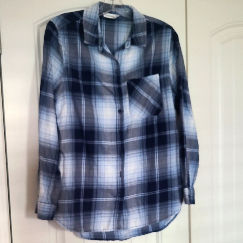 Beachlunchlounge, women, small,blue & white long sleeves plaid shirt.